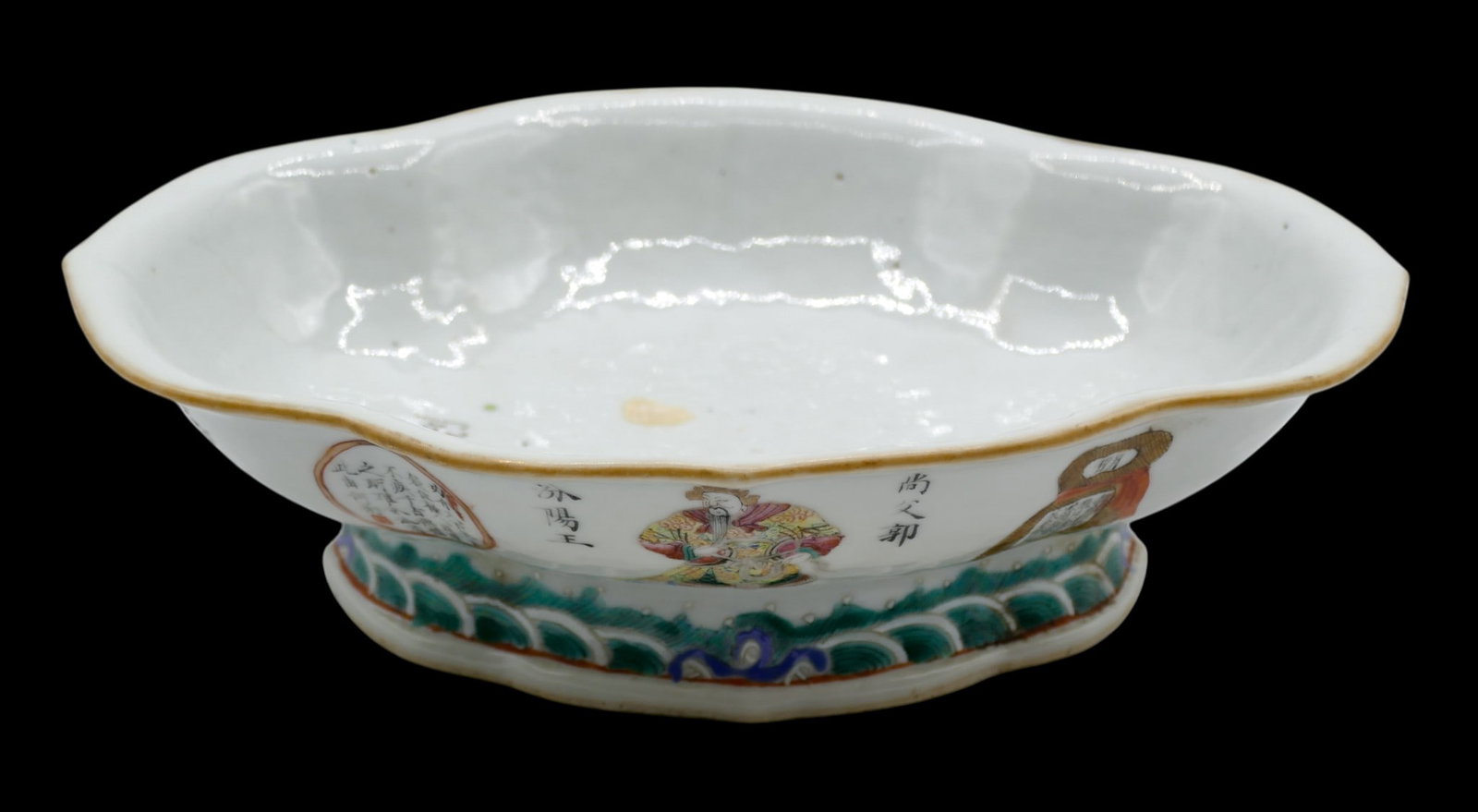 Antique Chinese Famille Rose Quatrefoil Pedestal Dish: Antique Chinese Famille Rose Quatrefoil Pedestal Dish 7"x9". Polychrome enameld with warrior and scholars plus calligraphy inscriptions. Unmarked. Excellent condition, examined under blacklight. 19th