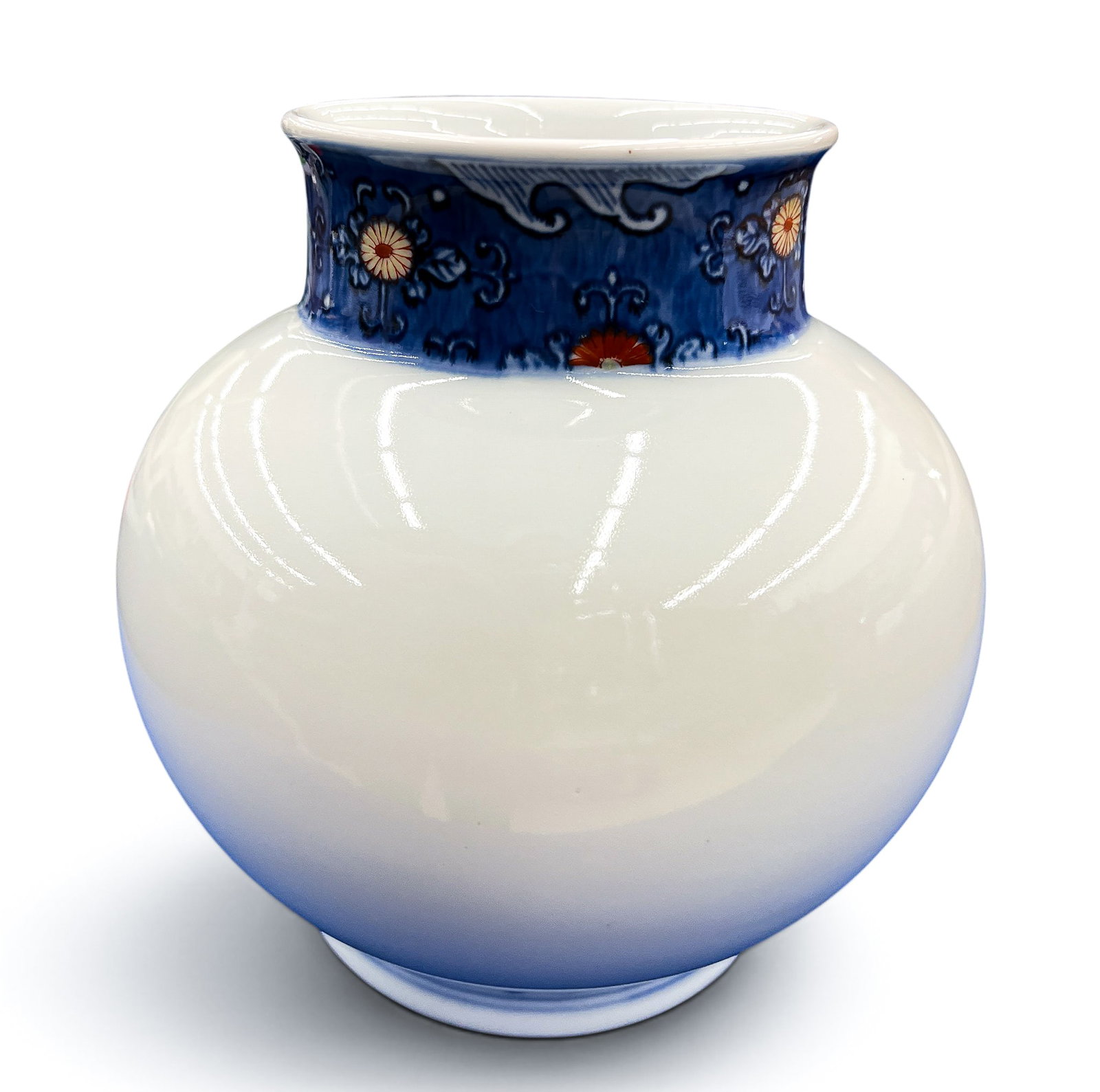 Fine Japanese Kakiemon Porcelain Bulbous Vase - 2
