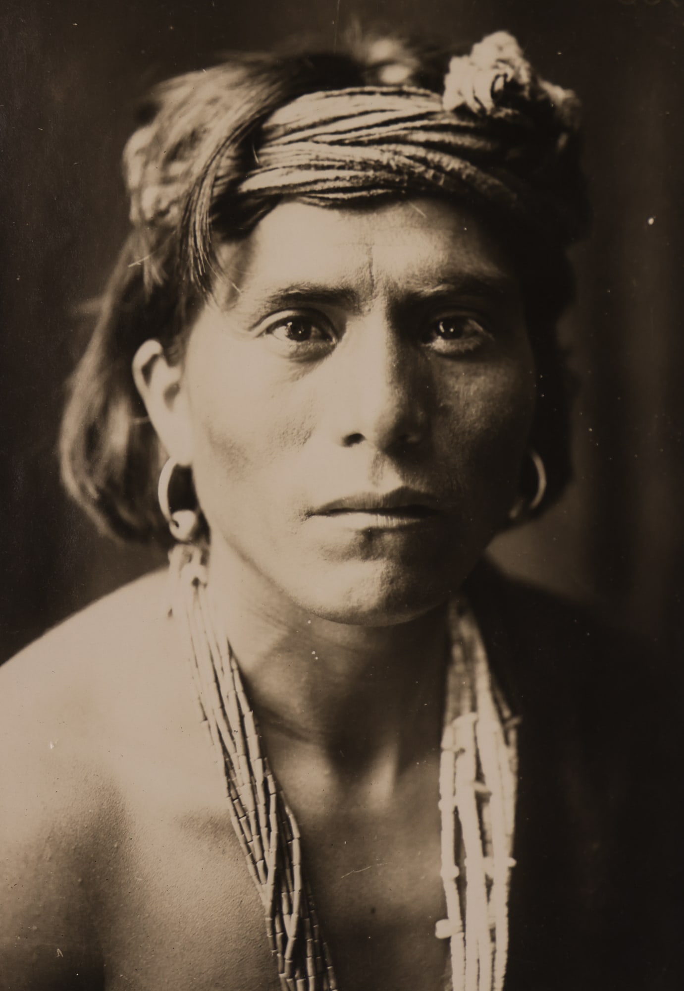 Edward Curtis "Nova - Walpi" 1906 Gelatin Silver Print: Edward Curtis (1868-1952 Washington) "Nova - Walpi" 1906 Gelatin Silver Print 8"x6" Image. A rare original gelatin silver photograph that was used for the Photogravure. Gallery framed 17"x14.5". Some 