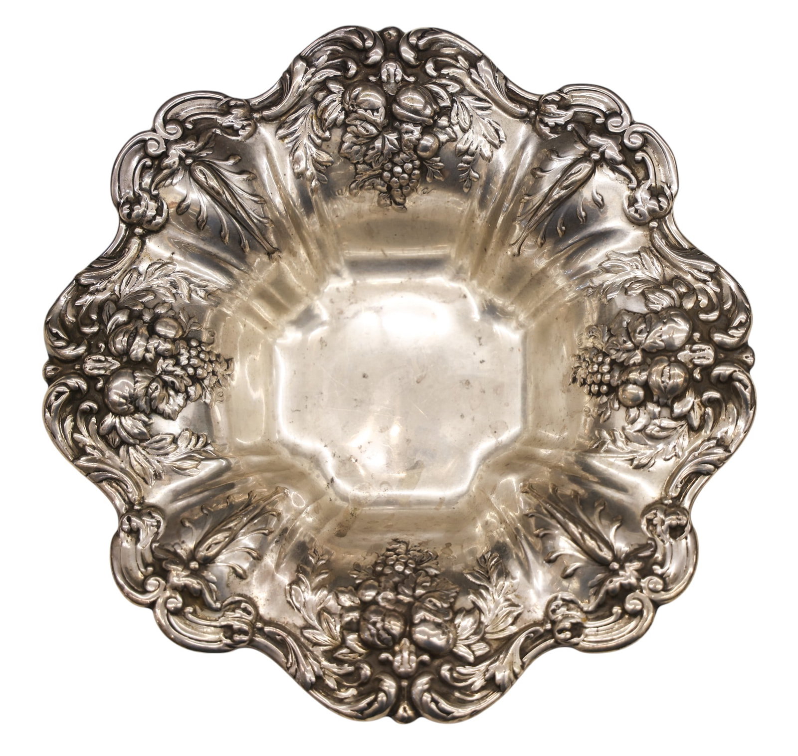Reed & Barton "Francis 1st" Sterling Bowl: Reed & Barton "Francis 1st" Sterling Bowl 8". Form X569 and marked on bottom. Overall excellent condition. It weighs 9.51 troy ounces.
