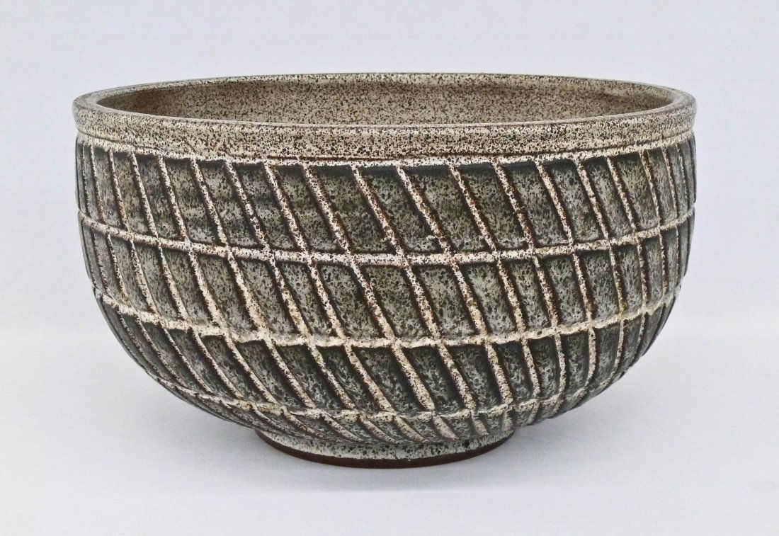 Ernie Kim (20th Century California) Speckled Glaze: Ernie Kim (20th Century California) Speckled Glaze Sgraffito Studio Pottery Bowl 6.5''x11''. No damage.