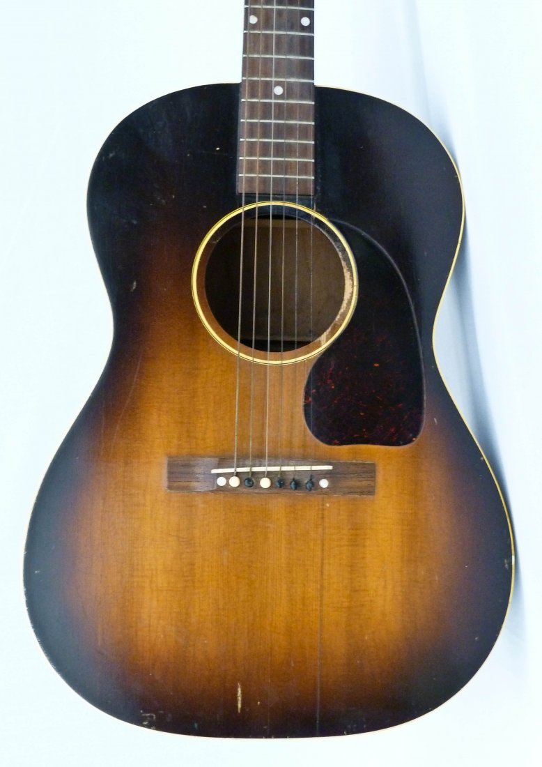 1949/50 Gibson Sunburst Acoustic Guitar Serial Number: 1949/50 Gibson Sunburst Acoustic Guitar Serial Number 4629 17. Overall wear. Scratching a few small dents to side of guitar.