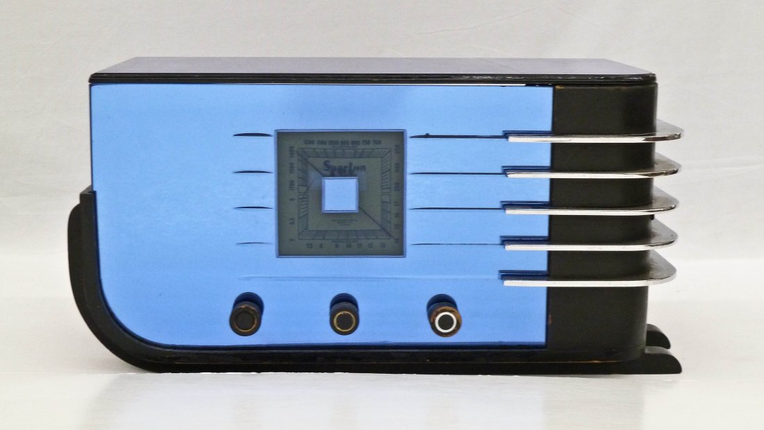 Circa 1936 Sparton Model 557 Blue Mirror Art Deco Table: Circa 1936 Sparton Model 557 Blue Mirror Art Deco Table Top Radio. Working condition with no chips or cracks to the glass. Overall even wear.