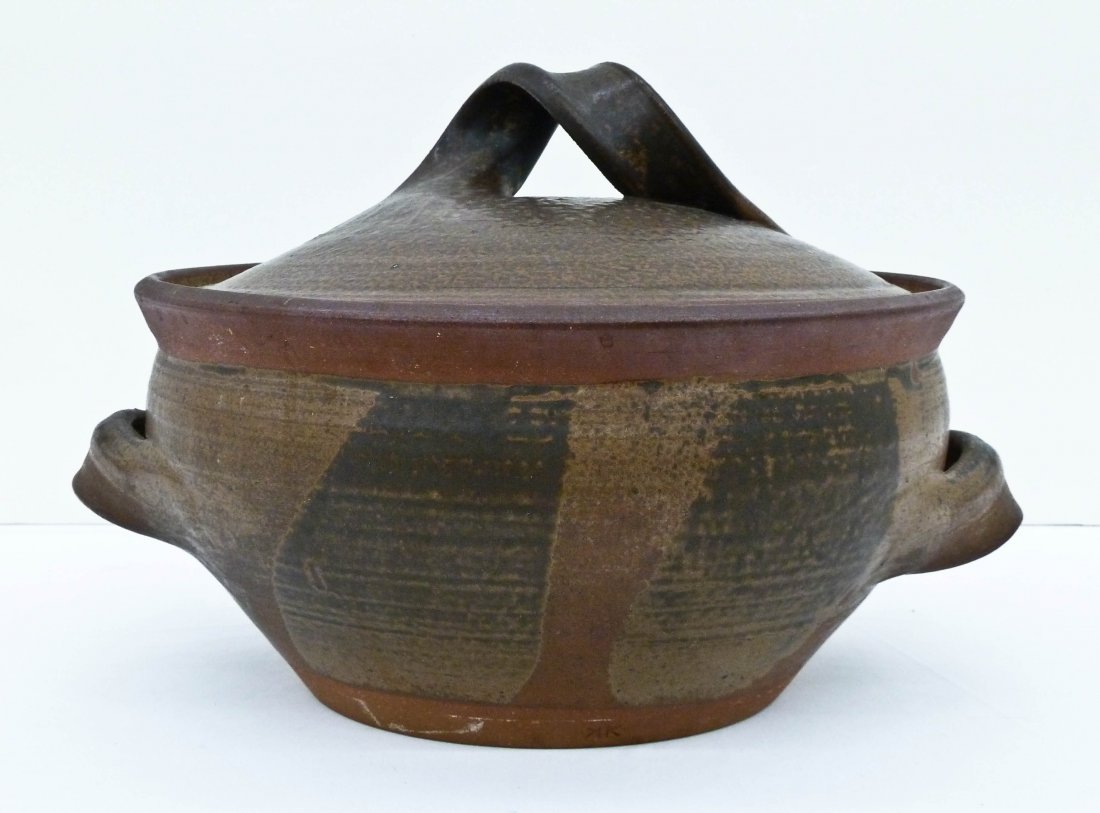 Karen Karnes (b.1925 Vermont) Large Covered Casserole S: Karen Karnes (b.1925 Vermont) Large Covered Casserole Studio Pottery 9.25"x14.5". Bears her impressed KK mark on base.