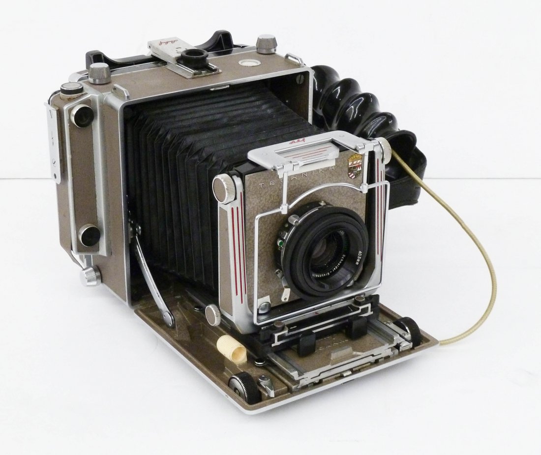 Vintage Linhof Technika German 4x5 Camera. Comes with a: Vintage Linhof Technika German 4x5 Camera. Comes with a Schneider Krauznach Symmar 1:5.6/135mm lens. Slight overall exterior wear. Interior is clean.