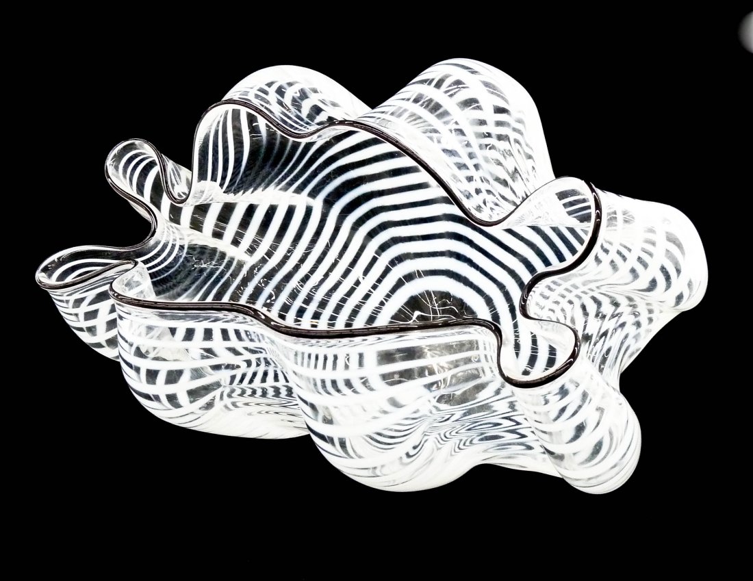Dale Chihuly (b.1941 Washington) White Pearl Seaform: Dale Chihuly (b.1941 Washington) White Pearl Seaform with Black Lip Wrap 1991 Studio Glass 5''x8.5''. Signed and dated on pontil. Excellent condition.