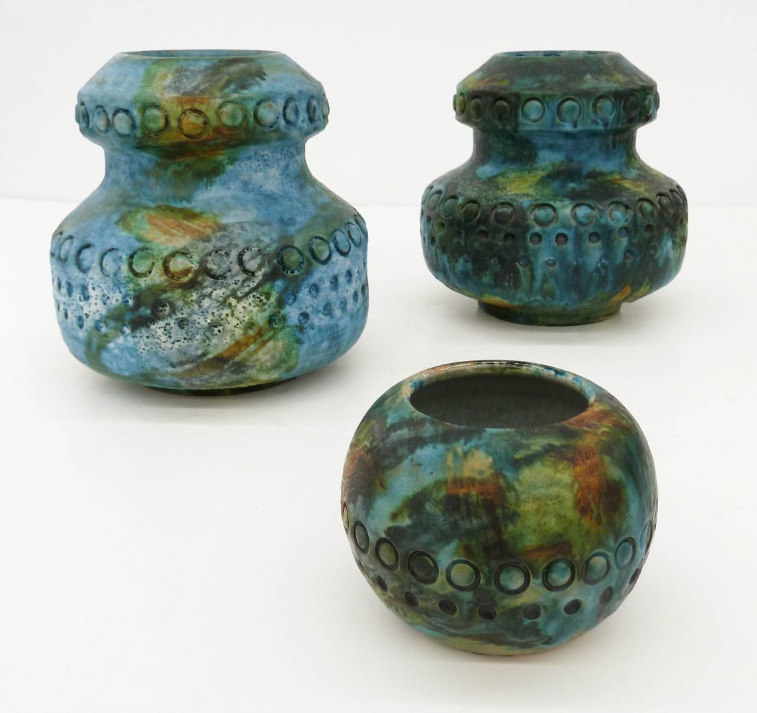 3pc Alvino Bagni for Raymor ''Sea Garden'' Italian: 3pc Alvino Bagni for Raymor ''Sea Garden'' Italian Pottery. Includes a pair of sculptural vases 8''x8'' each approximately and a small pot 3.5''x5''. Tiny glaze flake to one vase, otherwise excellent