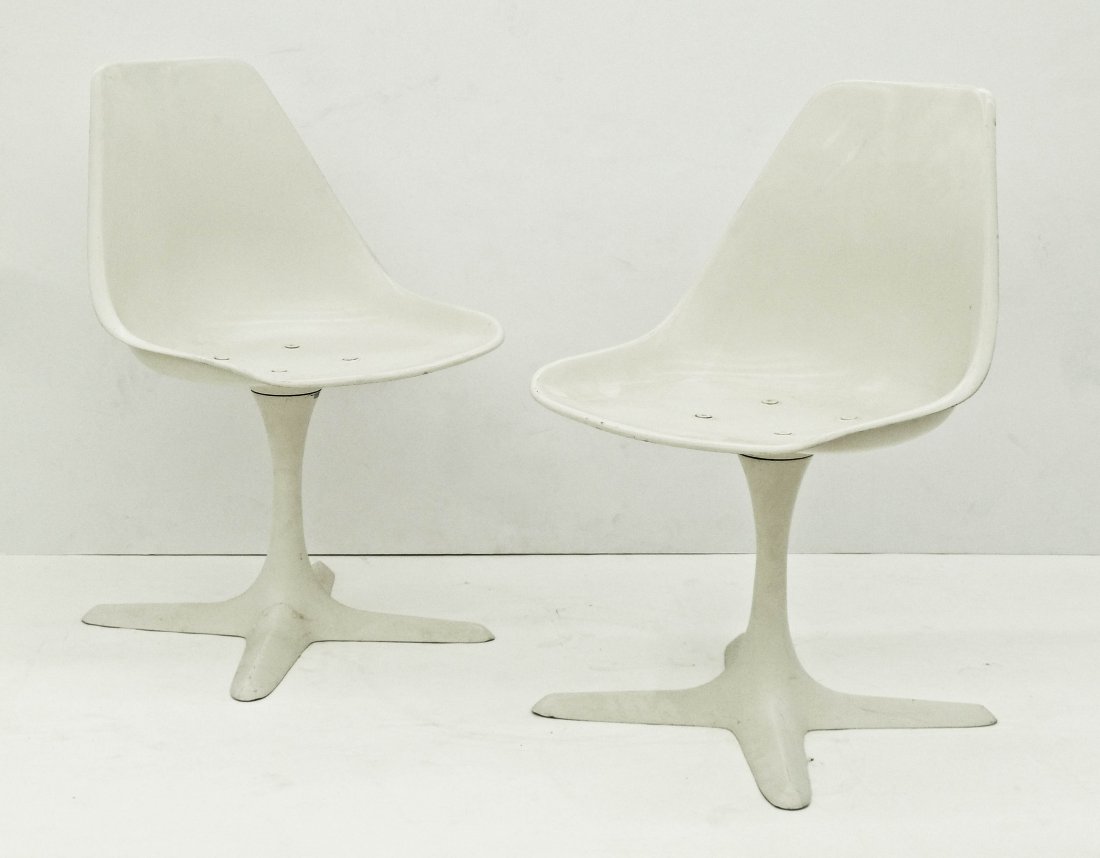 Set Burke White Tulip Dining Chairs 31''x20''x19''. (1 of 3)