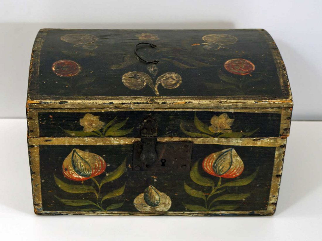 Antique Pennsylvania Dutch Paint Decorated Dome Lid Box (1 of 4)