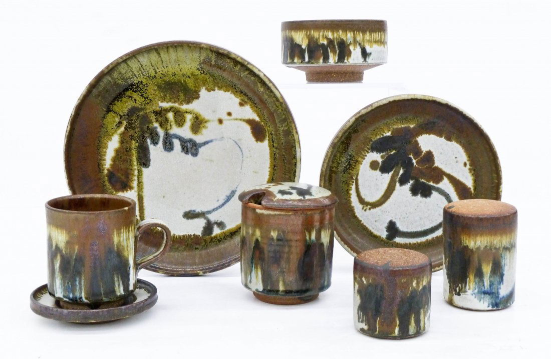 Robert Sperry (1927-1998 Washington) Stoneware Dinner: Robert Sperry (1927-1998 Washington) Stoneware Dinner Service. Includes thirty-two pieces, nearly a complete service for eight. Dinner plates 10'', bread plates 7.5'', bowls 2.5''x5'', cup saucer 4.5'