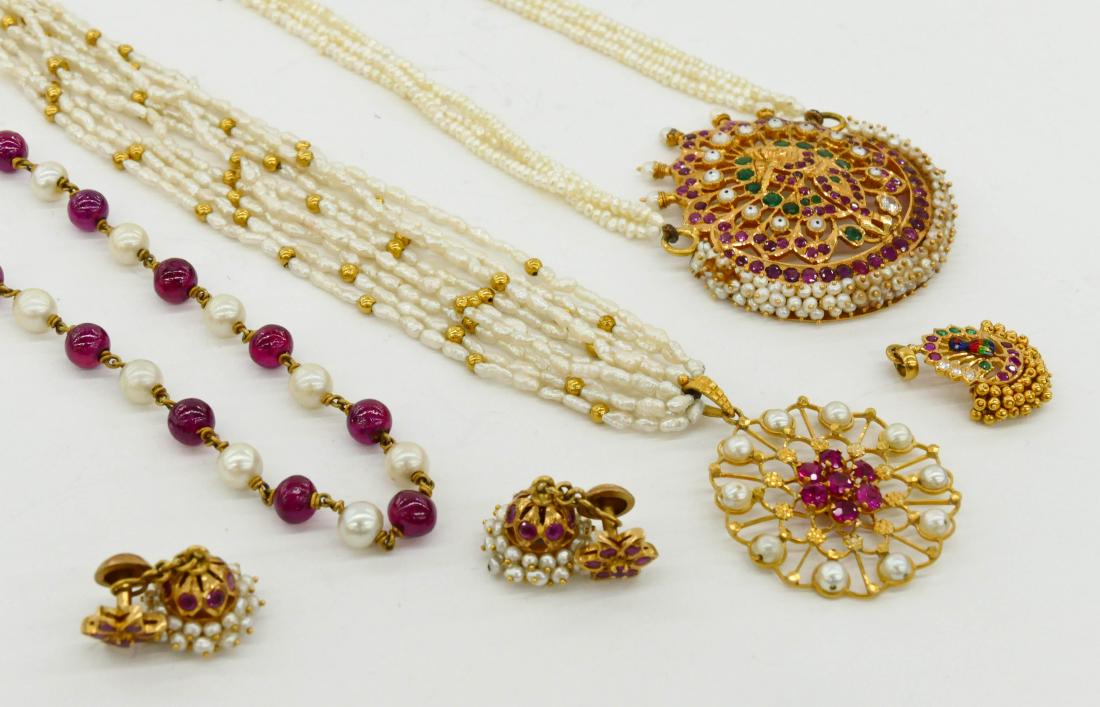 Group India 22k Gold Wedding Jewelry. Includes a (1 of 3)