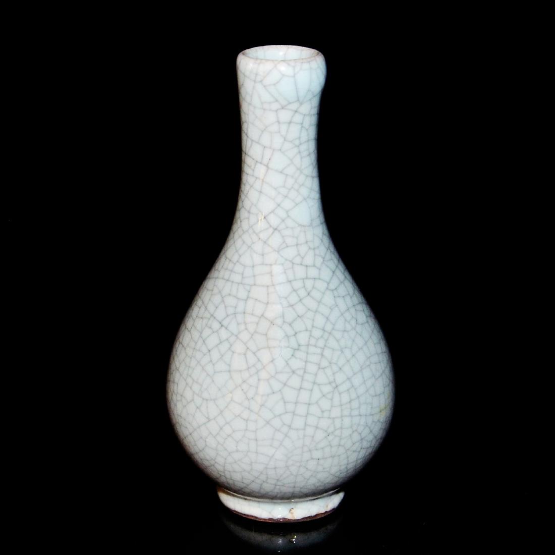A Ge-Type Bottle Vase with Fine Crackles (1 of 3)