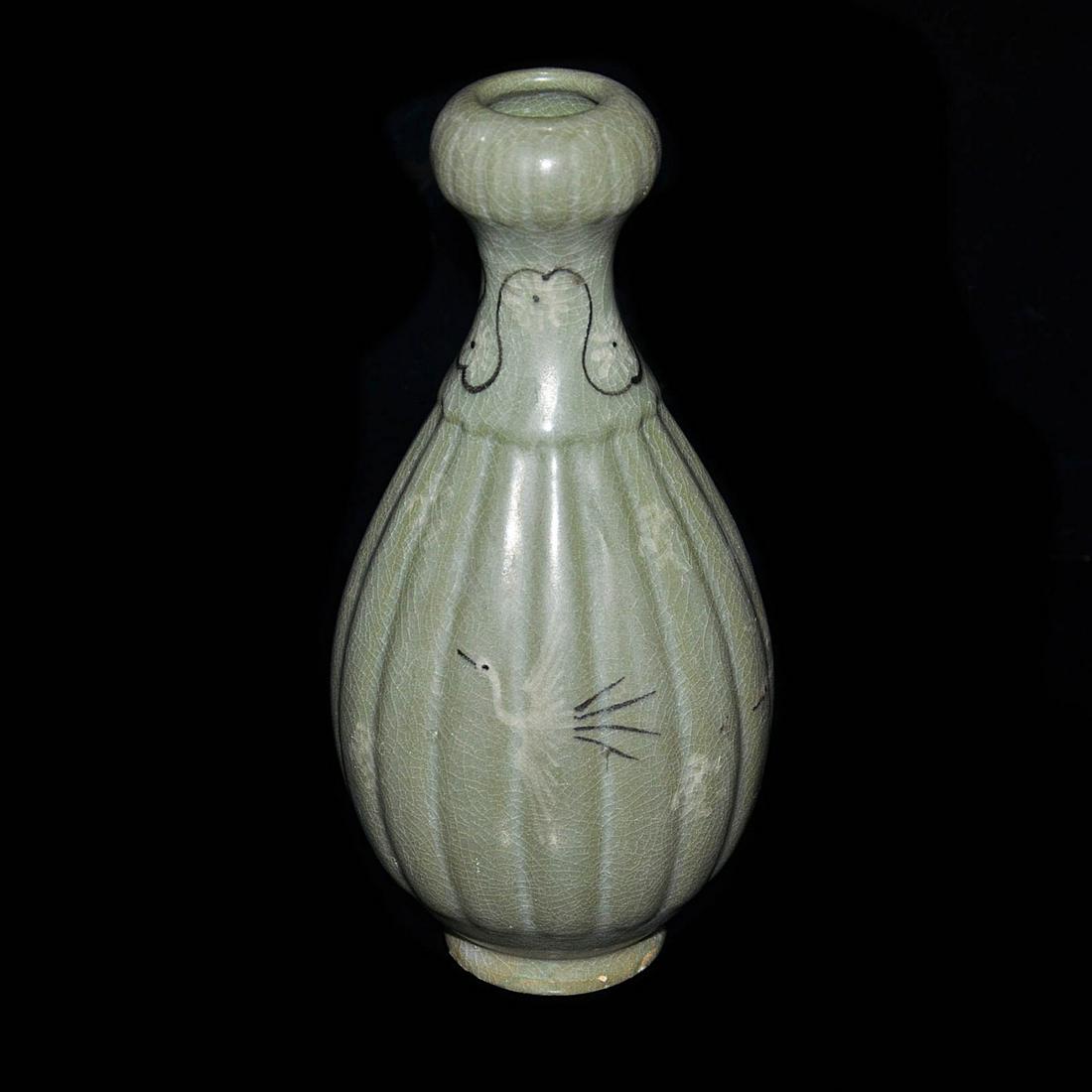 Korea, 19th C. Celadon- Glazed Melon Shaped Garlic Head: 韩国 十九世纪 青釉鹤翔纹菊瓣蒜头瓶 Korea, 19th C. Celadon- Glazed Melon Shaped Garlic Head Vase with Fly