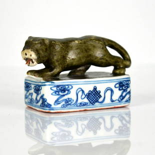 Qing, Kangxi A Blue and White Porcelain Imperial Seal: 清康熙 青花虎钮瓷玺 印章四周为青花纹饰 (大清康熙年制)
