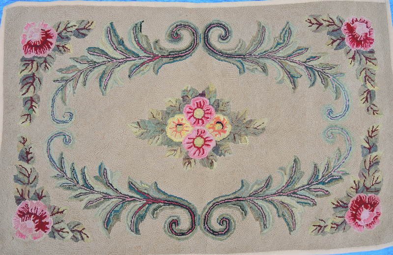 Maine Floral Hooked Rug: Stylized leaf and floral dÃ©cor. 42" x 27"