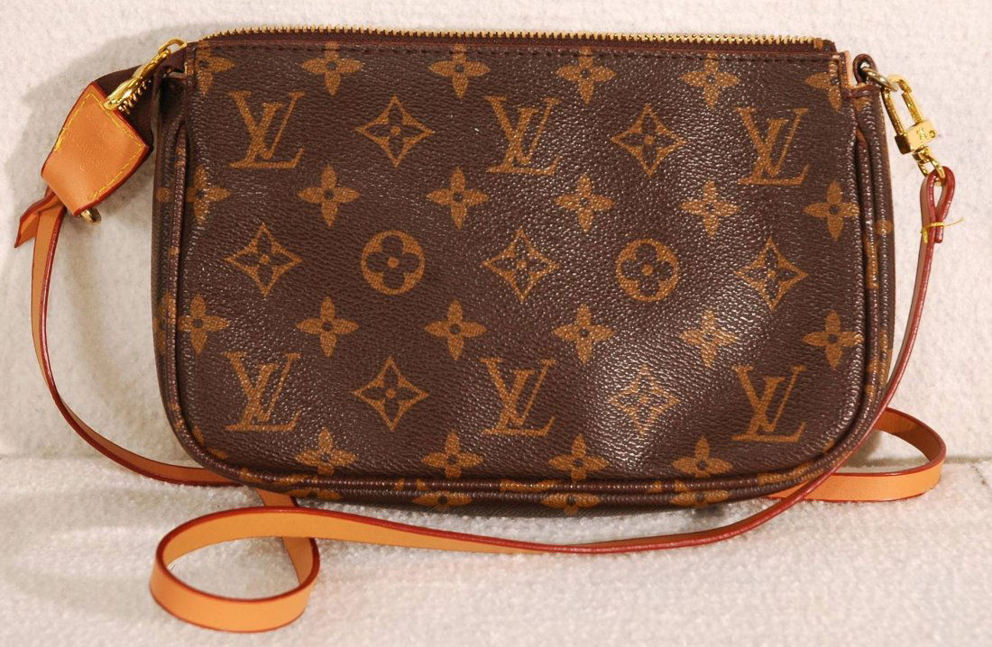 Louis Vuitton Messenger Bag: Brown Monogrammed Louis Vuitton messenger bag. With shoulder strap and original cloth bag. Serial number M51980. Previously used but in good condition.