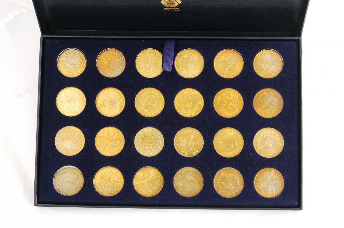 1984 Los Angeles Olympic Commemorative Coin Collec: Set of 24 coins in original case commemorating the XXIIIrd Olympiad Los Angeles in 1984. This commemorative set of transit fare tokens was created for the Southern California Rapid Transit District in