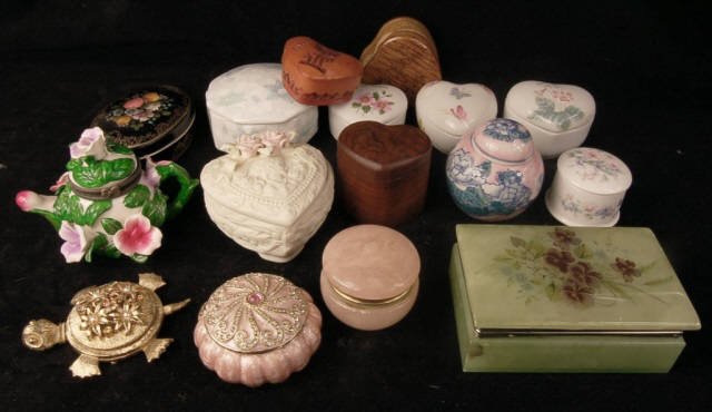 Lot of 16 Vintage Trinket Boxes and Pill Box: Lot of 16 Vintage Trinket Boxes and Pill Box, all in very good condition mostly porcelain, some wood, leather, glass and metal.