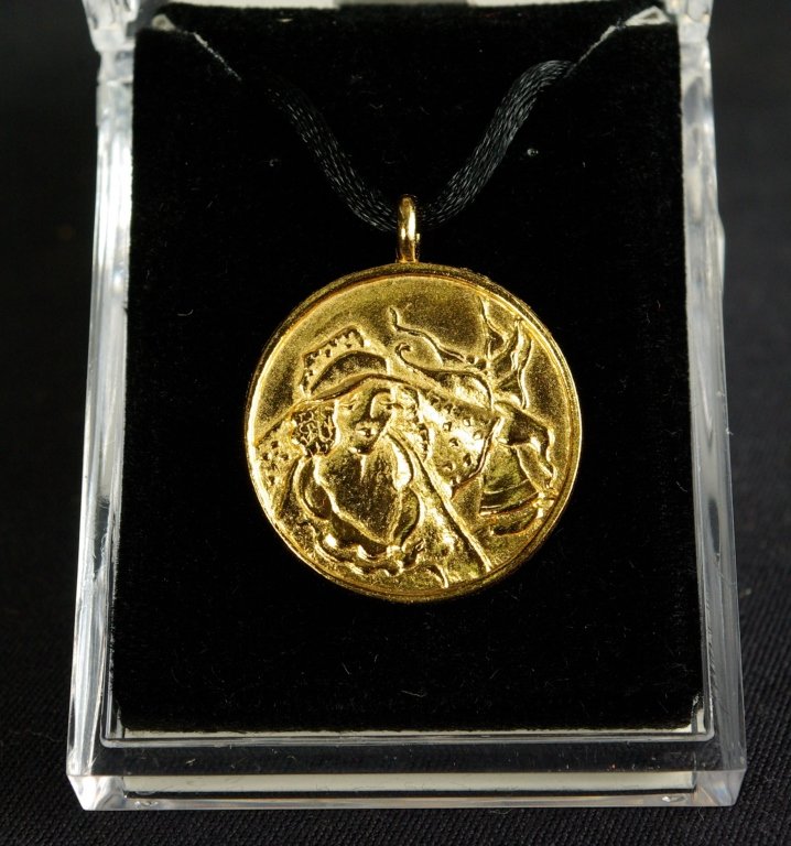 Itzchak Tarkay, Signed Gold Pendant / Medallion: Itzchak Tarkay, enitled: Women in Hat. This double sided gold pendant necklace from the Tarkay collection bears an original Tarkay subject on the front of it. Signed by Tarkay in the casting on verso.