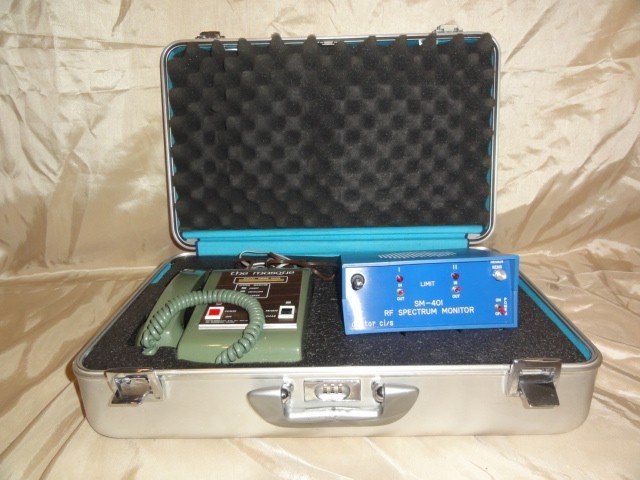 Zero Halliburton SCARFACE - JAMES BOND: privacy phone inside a Zero Halliburton briefcase. Measures: 21x14x7 inches As seen in blockbuster movie "Scarface" as well as many James Bond Movies,very rare item, found in Spy Museums today