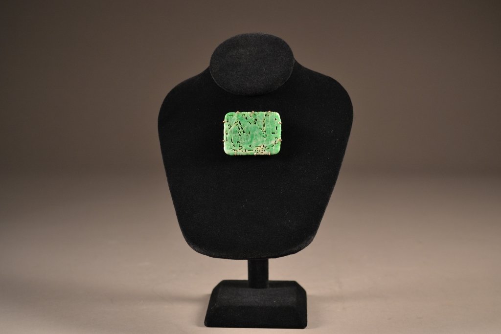 Chinese 14k gold and green jade broach: Chinese 14k gold and green jade broach Size: 1 5/8" x 2"