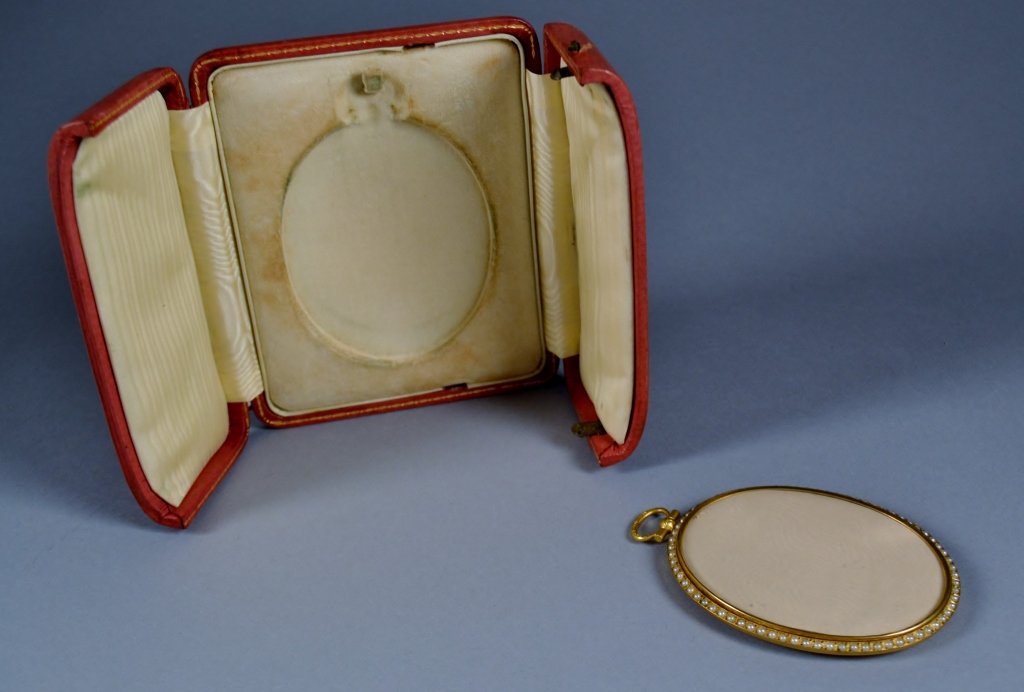 19c. Miniature Gilt & Pearl Picture Frame Very high: Very high quality with red leather case 4 1/4" x 3"