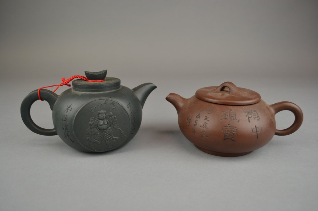 Pair of Chinese Yixing Teapots (1) Yixing pottery (1 of 9)