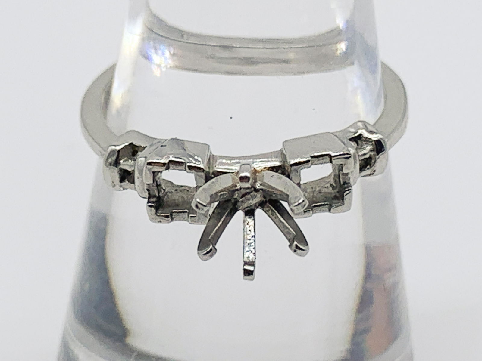 18k White Gold Ring Setting (1 of 2)