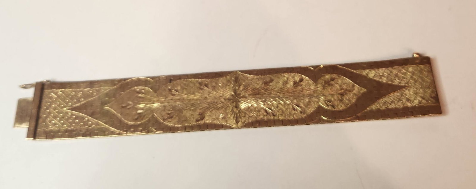 18K Gold Thick Bracelet with Design Approx 7" (1 of 12)