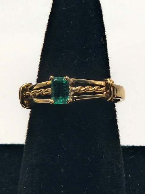 18K Gold .25ct Emerald Approx Size 9 Ring (1 of 5)
