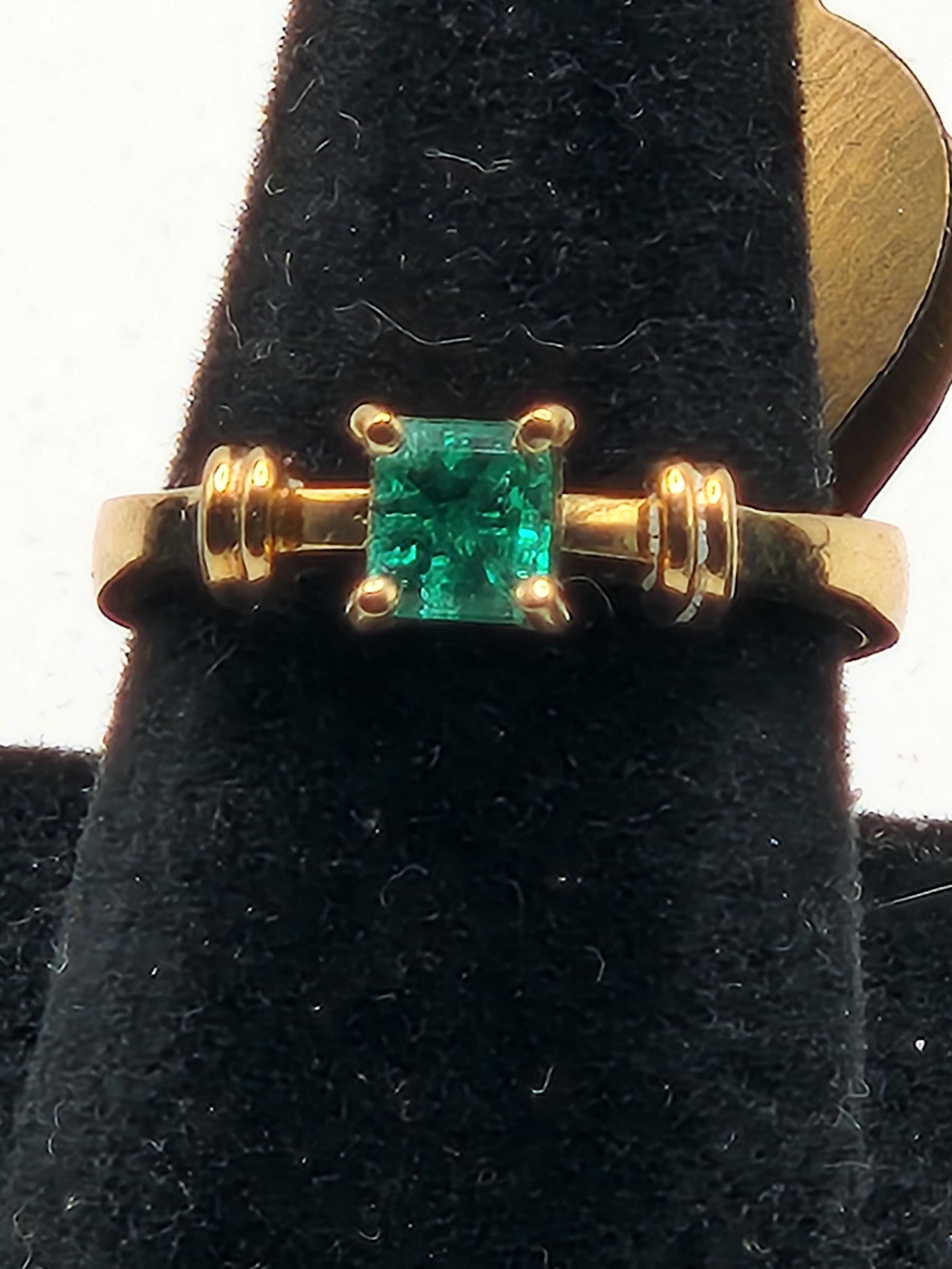 18K Gold Emerald Ring (1 of 6)
