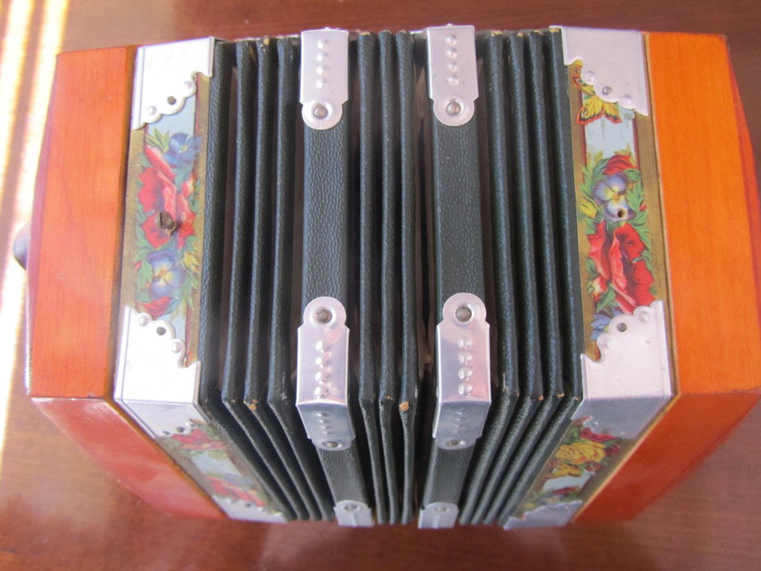 VINTAGE REGOLETTA CONCERTINA/ACCORDIAN, ITALY: VINTAGE REGOLETTA CONCERTINA (OR ACCORDIAN) MADE IN ITALY. THIS IS TWO ROWS AND TWENTY BUTTON FOR OPTIMAL SOUND WITH TWO LEATHER STRAPS TO POSITION THE HANDS AND A MATCHING LEATHER STRAPS WITH SNAP BU