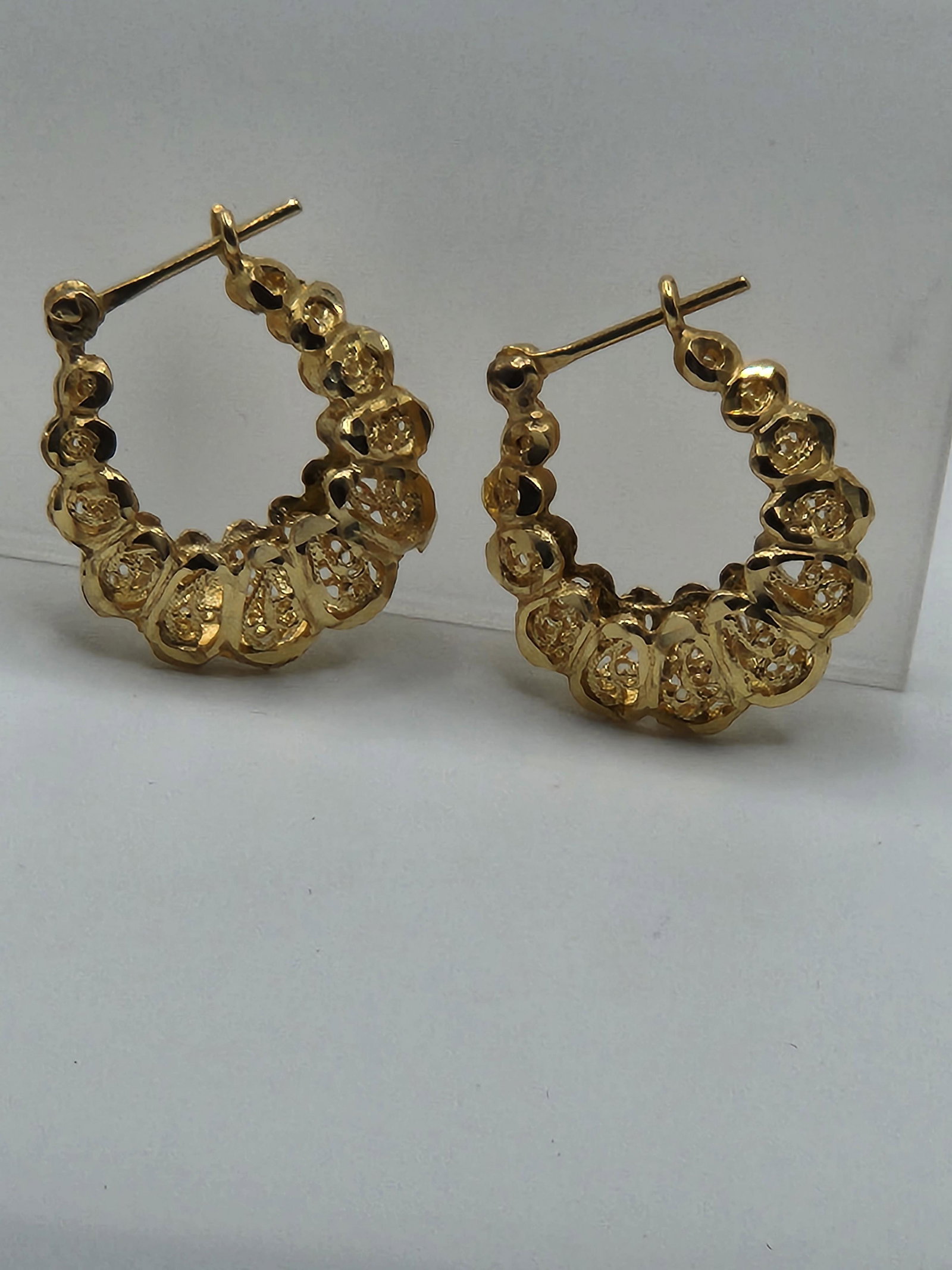 14K Gold Intricate Designed Hoop Earrings: 14K Gold Shrimp Shaped Hoop Earrings with Intricate designs throughout. Approx weight 6g , Approx diameter 1". Ships from Las Vegas, NV FW
