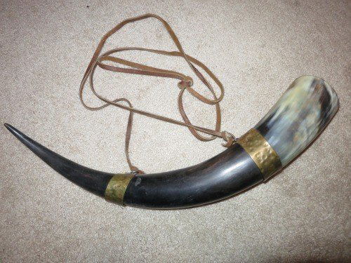 BUFFALO HORN BLACK POWDER HORN WITH LEATHER STRAP: BUFFALO HORN WITH LEATHER STRAP APPROX 20'' LONG