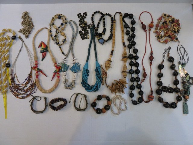 VINTAGE JEWELRY LOT, WOOD BEADS, NECKLACE & BRACEL: VINTAGE JEWELRY LOT, WOOD BEADS, NECKLACES, BRACELETS, & MISC 19 PIECE LOT