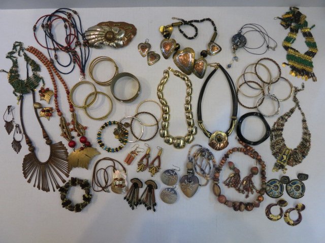 VINTAGE JEWELRY LOT, NECKLACES, BRACELETS, EARRING: VINTAGE JEWELRY LOT, NECKLACE & EARRING SETS, NECKLACE & EARRING SEPARATES, BRACELETS,& MISC OVER 30 PIECE LOT OF WOOD BEADS, METALS, AND MORE. SOME SIGNED BEREL.