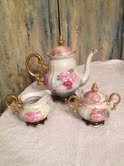 ANTIQUE HAND PAINTED BAVARIAN TEA SET 5 PC GOLD/FL: ANTIQUE BAVARIAN TEA SET,5 PC..TEASET ,CREAMER,SUGAR,TEA POT/COFFEE POT ,HAND PAINTED FLOWERS ,PINK ,GREEN..PAINTED GOLD..APPROX 12 INCH TEAPOT