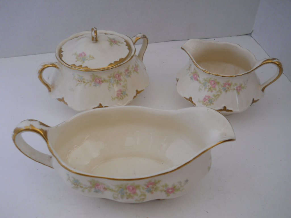 SMITH TAYLOR FINE CHINA 3PC: CREAMER ,SUGAR,GRAVY BOAT SIGNED TAYLOR SMITH TAYLOR USA. COUNTRY ROSE TYPE PATTERN ,GOLD