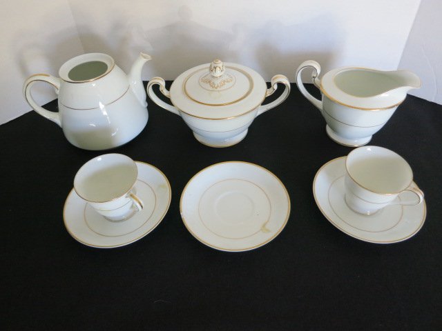 1910 ANTIQUE SIGNED NORITAKE NIPPON 8PC. TEA SET: LOVELY 1910 ANTIQUE SIGNED HANDPAINTED NIPPON TOKI KAISHA 8PC. TEA SET WHITE WITH GOLD TRIM. NORITAKE TEA SET