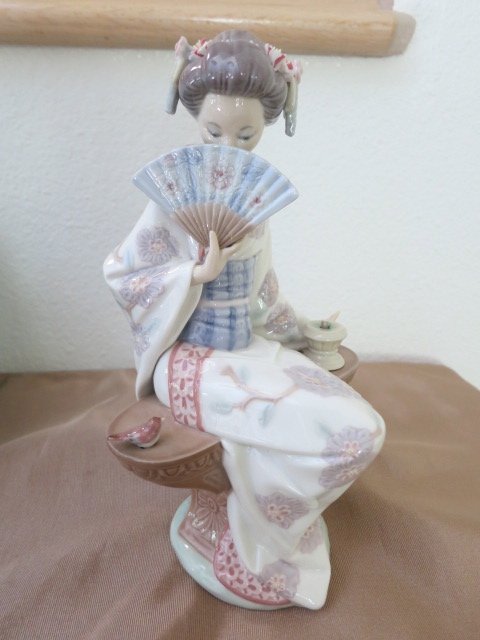 Lladro Nippon Lady # 5327 Mint Retired: This is such a wonderful treasure from the artist "Salvador Debon" of Lladro. Sculptures such as this demonstrate why Lladro is revered throughout the world! This is a beautiful piece of Lladro hand m