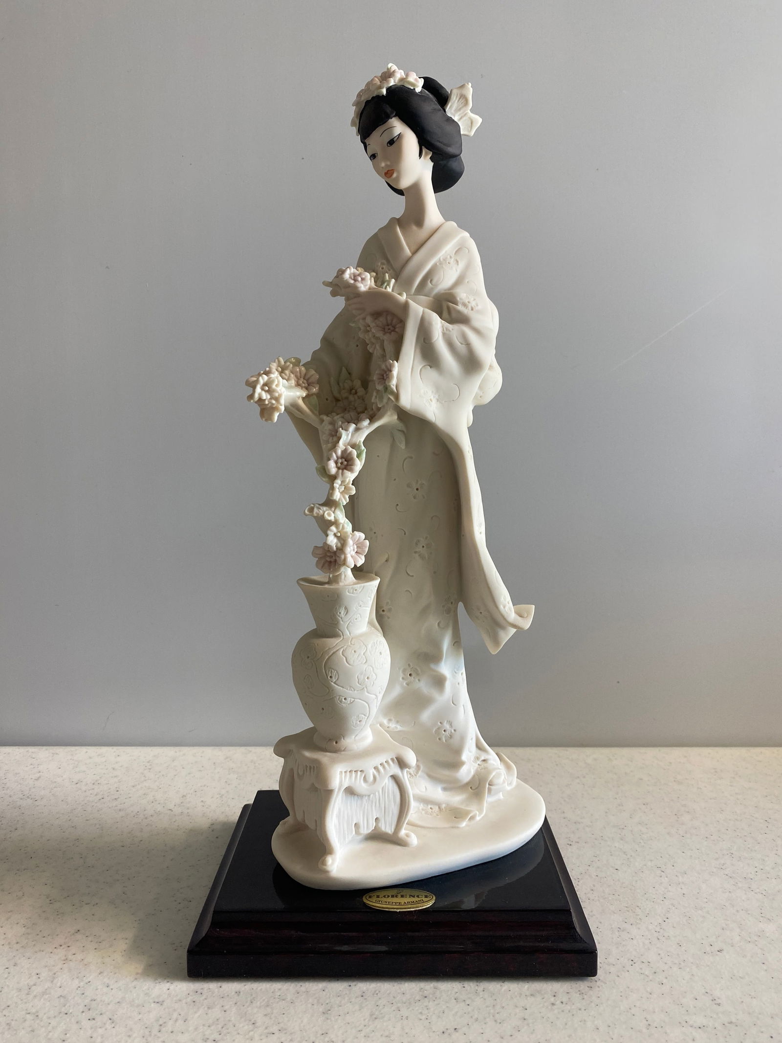 Giuseppe Armani Oriental Lady with Vase Figurine #403S (1 of 4)