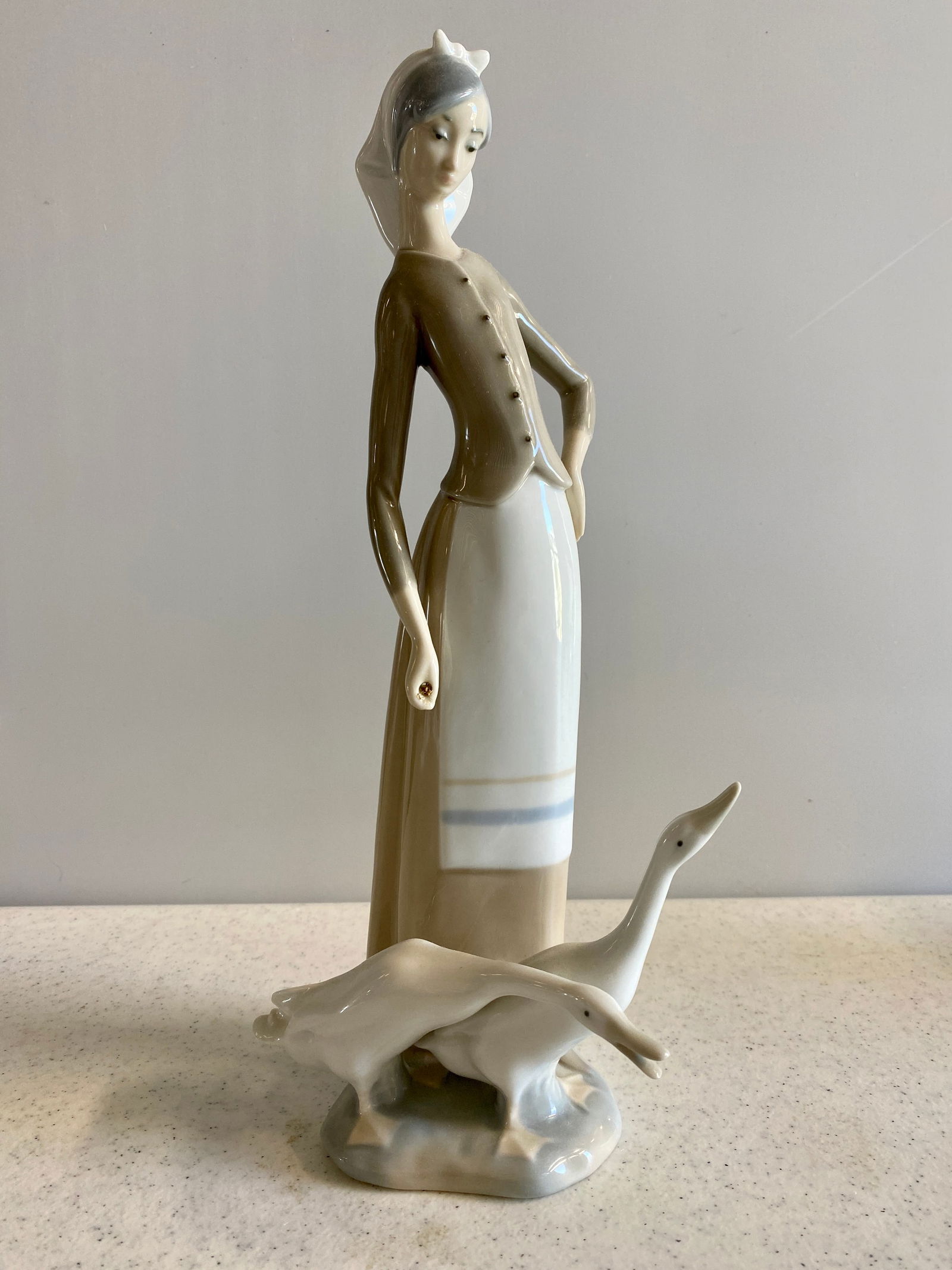 Lladro Girl with Geese Figurine #1035 (1 of 3)