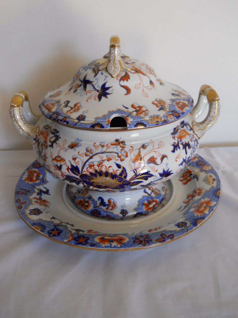 RARE ANTIQUE SPODE IMARI SOUP TUREEN: IMARI SOUP TUREEN ,ANTIQUE SPODE SIGNED AND STAMPED ON BOTTOM 3 PC BOTTOM PLATE,SOUP TUREEN WITH LID DIMENSIONS APPROX 12 INCHES, BOTTOM PLATE 14 INCHES,