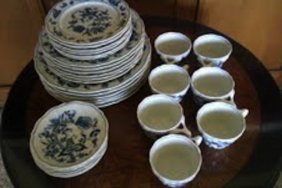 BLUE DANUBE PORCELAIN 31 PC,BLUE N WHITE CHINA: BLUE DANUBE PORCELAIN DINNERWARE 31PC SET MANUFACTURER STATUS: DISCONTINUED CIRCA: 1951 - 2000 PATTERN: BLUE DANUBE BY BLUE DANUBE (JAPAN) [BD BLD] DESCRIPTION: BLUE ONION DESIGN,WHITE BACKGROUND DIME