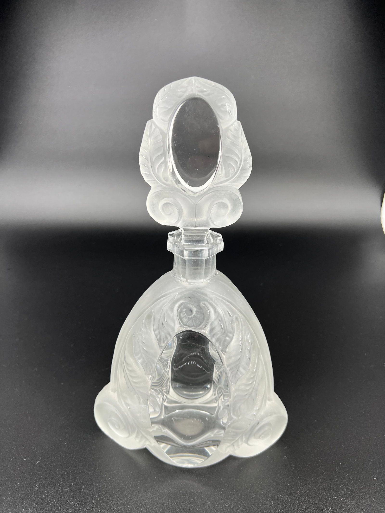 Crystal Glass Wine Decanter with Stopper Vintage 11 Tall: Lalique Style Crystal Glass Wine Decanter with Stopper Vintage 11 Tall. 26 1/2"W x 11 1/2"H. SHIPS FROM LAS VEGAS, NV.