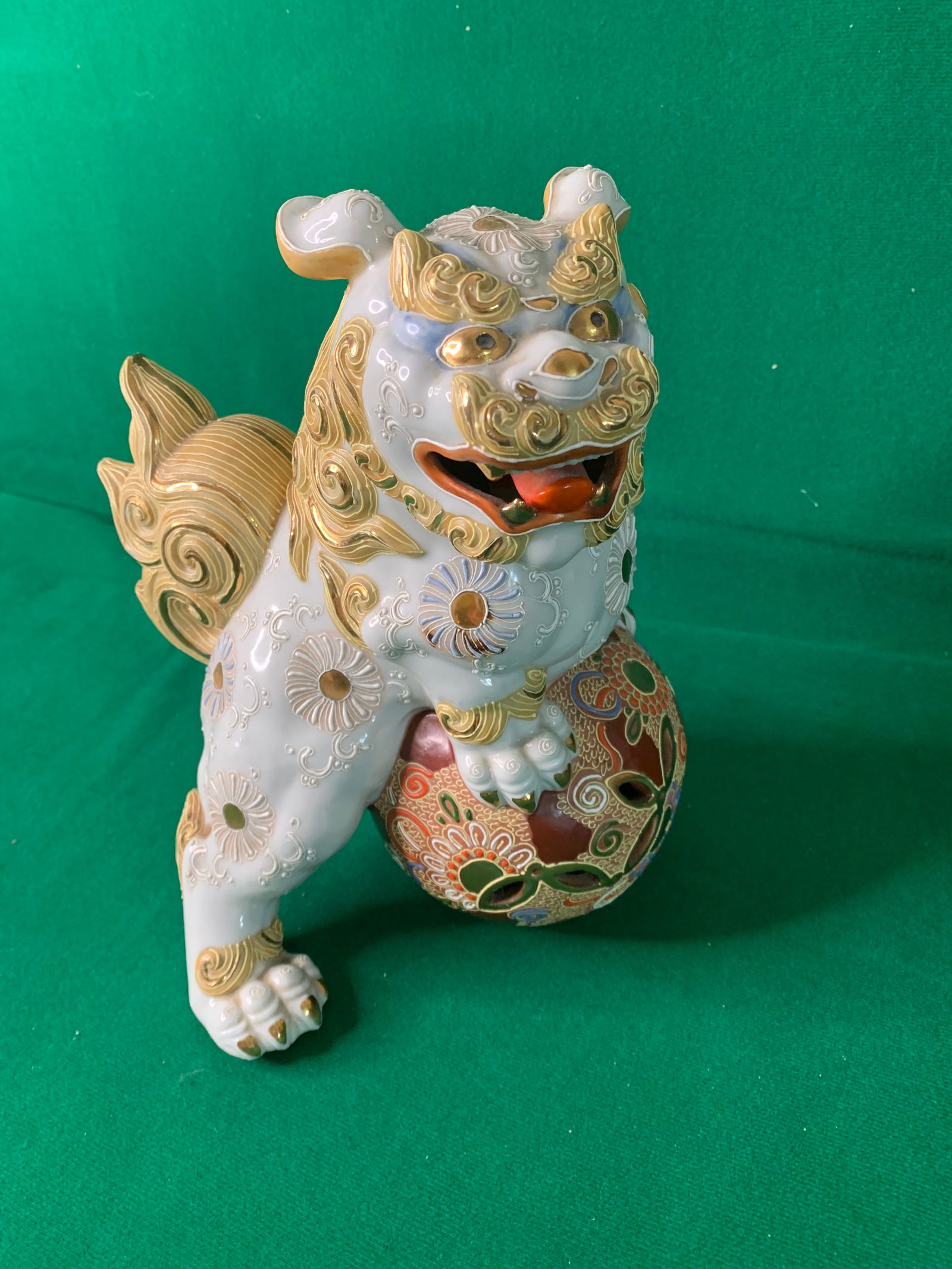 Japanese Kutani Shishi Lion White with Gold Accents (1 of 7)
