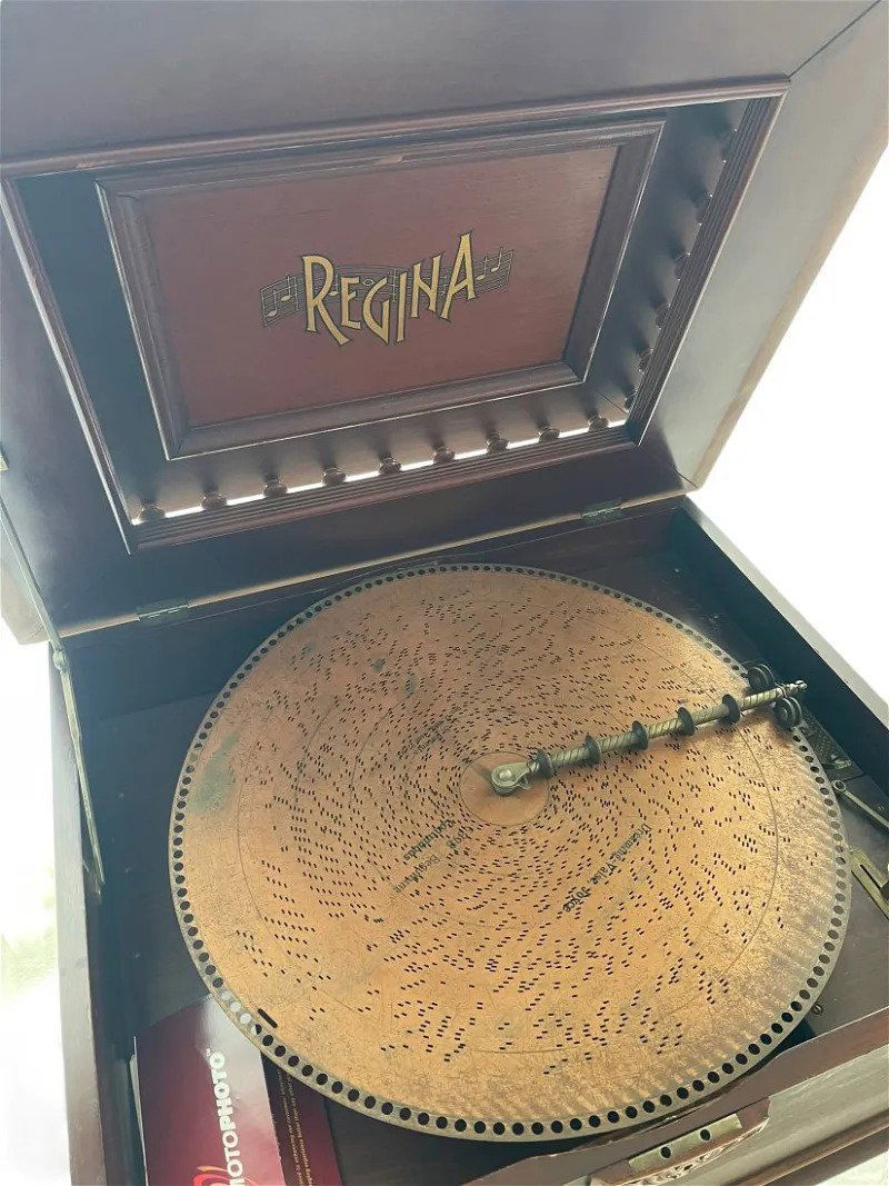 1800s Regina Spindle Top Music box and 88 metal discs (1 of 10)