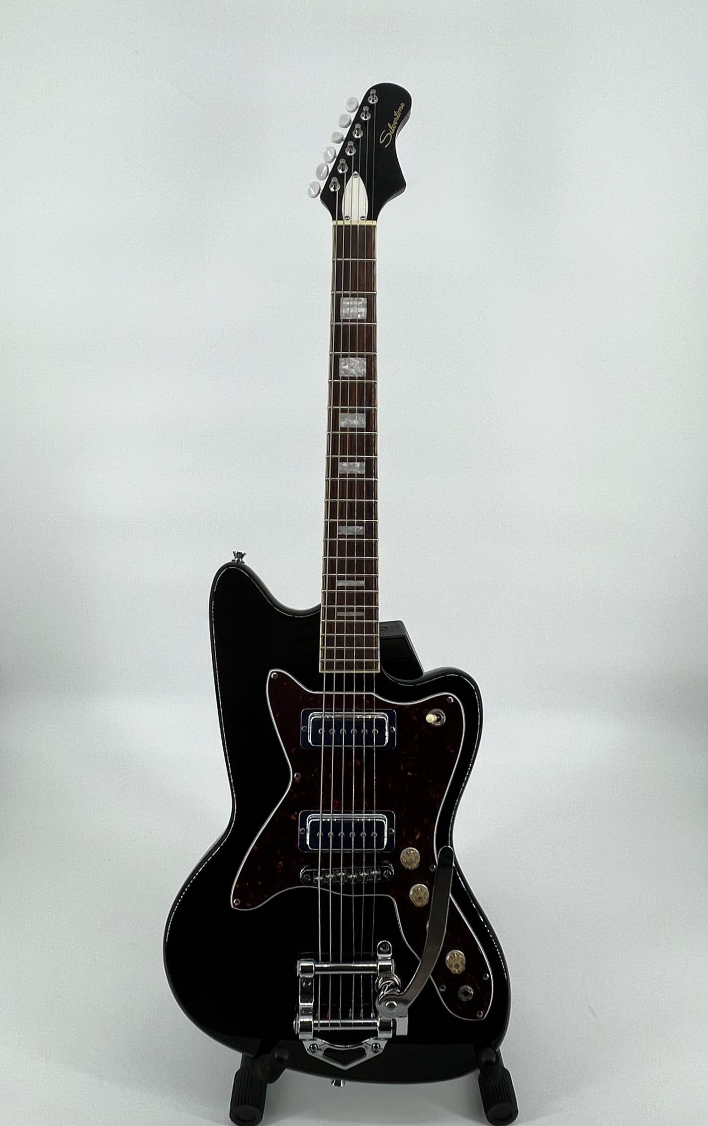 Silvertone 1478 Bobkat Reissue Electric Guitar: Silvertone 1478 Bobkat Reissue Electric Guitar, in like new condition, comes with hard case. Shipping from Las Vegas, NV. #134