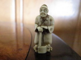 ANTIQUE IVORY JAPANESE CARVED NETSUKE OLD MAN: ANTIQUE JAPANESE CARVED NETSUKE OLD MAN HOLDING CANE. DIMENSIONS.2 INCHES HIGH X 1 INCHE WIDE.