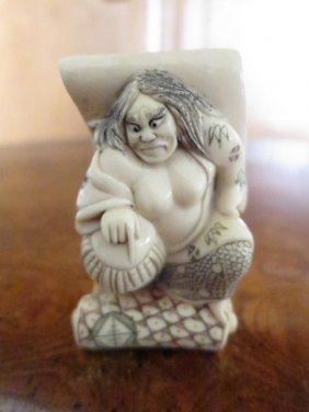 JAPANESE HAND CARVED NETSUKE FIGURINE: JAPANESE HAND CARVED NETSUKE FIGURINE APPROX.3 INCHE HIGH X 1 INCHE WIDE.